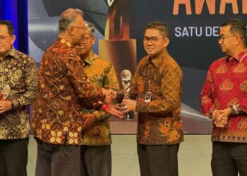 Pj Sekda Provinsi Lampung, Fredy menerima penghargaan Bhumandala Award 2024 dari Deputi Bidang Informasi Geospasial Badan Informasi Geospasial di Jakarta, Senin (4/11). (Dok. Bappeda Provinsi Lampung)