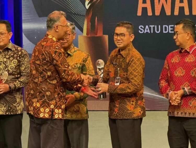 Pj Sekda Provinsi Lampung, Fredy menerima penghargaan Bhumandala Award 2024 dari Deputi Bidang Informasi Geospasial Badan Informasi Geospasial di Jakarta, Senin (4/11). (Dok. Bappeda Provinsi Lampung)