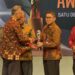 Pj Sekda Provinsi Lampung, Fredy menerima penghargaan Bhumandala Award 2024 dari Deputi Bidang Informasi Geospasial Badan Informasi Geospasial di Jakarta, Senin (4/11). (Dok. Bappeda Provinsi Lampung)