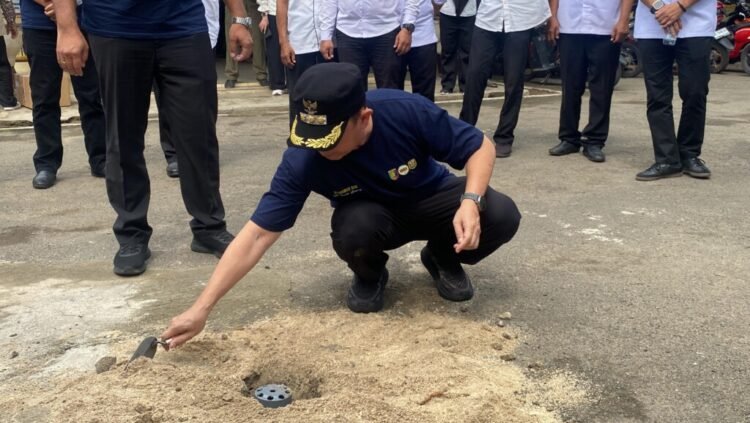 BIOPORI. Pemasangan biopori yang dilakukan oleh Pjs Wali Kota Bandar Lampung, Budhi Darmawan di kantor Kecamatan Panjang, Rabu (13/11). Pemkot Bandar Lampung bersama Balai Besar Wilayah Sungai (BBWS) Mesuji Sekampung, Provinsi Lampung memasang 1.000 biopori dan penanaman 1.000 pohon. (Lampung Post/Andre Prasetyo Nugroho)