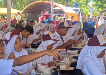 makan siang bergizi siswa bersama Brigif 4 Mar/BS