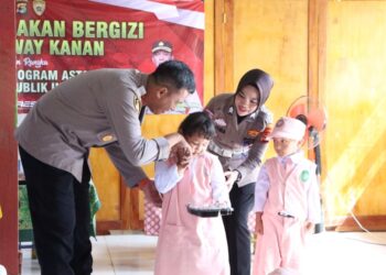 pembagian makanan bergizi polres way kanan