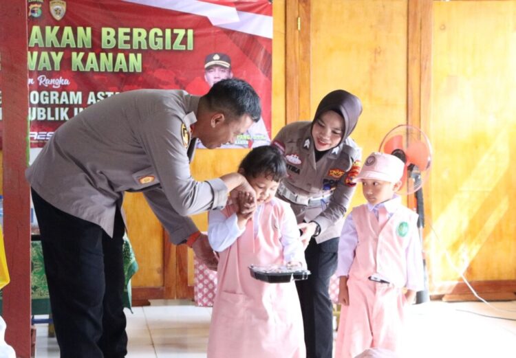 pembagian makanan bergizi polres way kanan