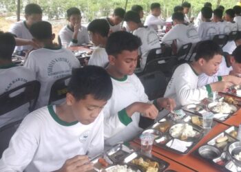 MAKAN BERGIZI SEHAT. Korem 043/Gatam gelar Gerakan Tanam Sayur Mayur dan Makan Bergizi Sehat, Selasa (10/12). Kegiatan tersebut berlangsung di lahan Korem 043/Gatam di Jalan Letjen Alamsyah Ratu Prawiranegara, Way Halim, Bandar Lampung. (Lampung Post/Andi Apriadi)