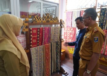 melihat hasil sulam tapis