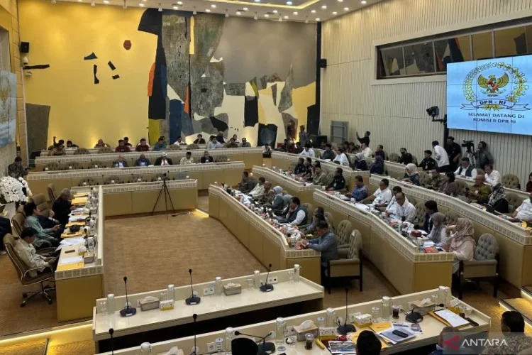 Suasana Rapat Kerja dan Rapat Dengar Pendapat Komisi II DPR RI, di kompleks parlemen, Senayan, Jakarta, Rabu (12/2/2025). (ANTARA/Rio Feisal)