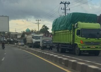 PENGAWASAN KENDARAAN ODOL. Kendaraan melintas di Jalan Lintas Sumatera Natar Lampung Selatan beberapa waktu yang lalu. Dinas Perhubungan (Dishub) Provinsi Lampung terus masifkan pengawasan pada kendaraan over dimention over load (Odol) yang melintas di Provinsi Lampung. LAMPUNG POST / HENDRIVAN GUMALA