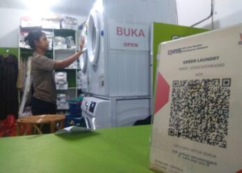 KREDIT UMKM. Salah satu usaha laundry di Way Halim Bandar Lampung menyiapkan pembayaran menggunakan qris beberapa waktu yang lalu. Pemerintah pusat menggulirkan program penghapusan kredit macet UMKM melalui Peraturan Pemerintah Nomor 47 Tahun 2024. OJK mendukung program ini dengan tetap menekankan prinsip kehati-hatian dalam pelaksanaannya.
LAMPUNG POST / HENDRIVAN GUMALA