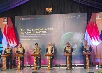 PENUTUPAN FESYAR REGIONAL SUMATERA 2025. Kepala Kantor Perwakilan Bank Indonesia (KPw) Lampung, Bimo Epyanto bersama Wakil Gubernur Lampung Jihan Nurlela, Deputi Gubernur Senior BI, Destry Damayanti dan undangan saat penutupan FESyar Regional Sumatra 2025 di Lampung City Mall Bandar Lampung, Rabu (25/6). (Foto: Lampung Post/Silvia Agustina)