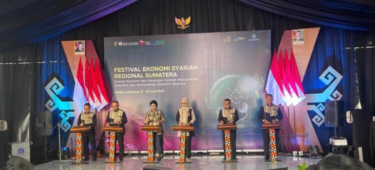PENUTUPAN FESYAR REGIONAL SUMATERA 2025. Kepala Kantor Perwakilan Bank Indonesia (KPw) Lampung, Bimo Epyanto bersama Wakil Gubernur Lampung Jihan Nurlela, Deputi Gubernur Senior BI, Destry Damayanti dan undangan saat penutupan FESyar Regional Sumatra 2025 di Lampung City Mall Bandar Lampung, Rabu (25/6). (Foto: Lampung Post/Silvia Agustina)