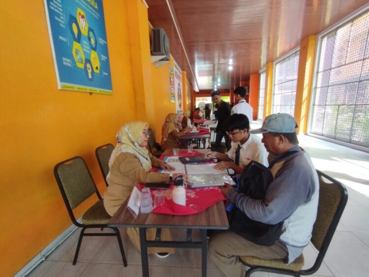 PENDAFTARAN SPMB. Suasana posko informasi SPMB di SMKN 4 Bandar Lampung, Senin (16/6). Dinas Pendidikan dan Kebudayaan (Disdikbud) Lampung mulai membuka Seleksi Penerimaan Murid Baru (SPMB) jenjang SMA-SMK pada 16-19 Juni 2025. Meski sosialisasi telah dilakukan sebelum dibuka pendaftaran, namun masih ada peserta yang bingung saat melakukan pendaftaran. Lampung Post / Umar Robbani