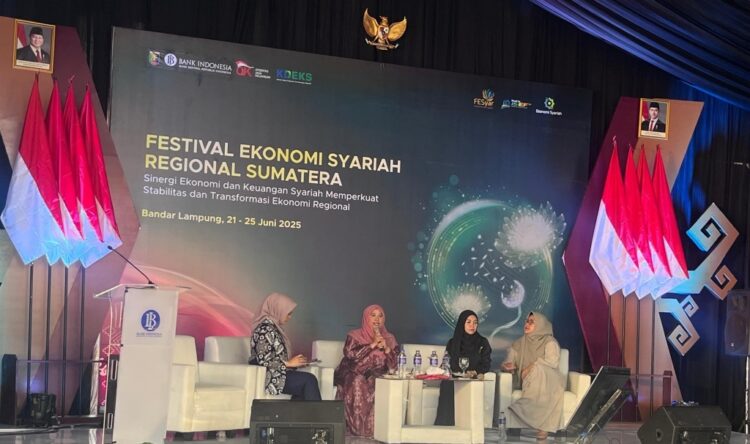 PERENCANAAN KEUANGAN UNTUK UMKM. Sekretaris Umum Banom BPP HIPMI Syariah, Marviarum Eka Ramdiati saat Talkshow Festival Ekonomi Syariah Regional Sumatra di Lampung City Mall Bandar Lampung, Selasa (24/6). Perencanaan keuangan menjadi instrumen penting bagi Usaha Mikro, Kecil, dan Menengah (UMKM) untuk mencapai kemapanan finansial dan keberlangsungan bisnis jangka panjang. Namun, perjalanan menuju kemapanan finansial tak lepas dari tantangan, terutama bagi pelaku UMKM. Lampung Post / Silvia Agustina