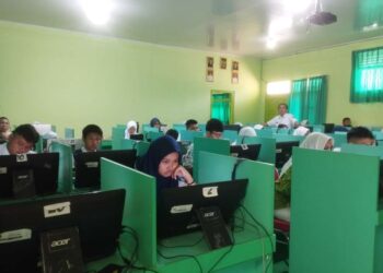 SISTEM PENERIMAAN MURID BARU 2025. Peserta SPMB jalur prestasi SMA unggul mengikuti Tes Kemampuan Akademik (TKA) di SMAN 9 Bandar Lampung beberapa hari yang lalu. Dinas Pendidikan dan Kebudayaan (Disdikbud) Lampung mencatat ada 110 ribu pendaftar selama pelaksanaan Sistem Penerimaan Murid Baru (SPMB) 2025. Dari jumlah itu hanya 87 ribu peserta yang mampu tertampung di SMA/SMK negeri. LAMPUNG POST / UMAR ROBBANI