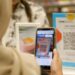 Seorang wanita sedang melakukan transaksi menggunakan QRIS. Dok ANTARA
