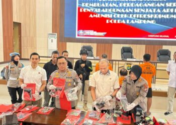 Polda Lampung menggelar konferensi pers pengungkapan jaringan besar industri rumahan senjata api (senpi) rakitan dan bisnis jual-beli amunisi ilegal. Dokumentasi/ istimewa