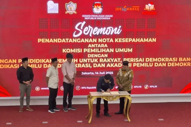 JALIN KERJASAMA: Ketua Komisi Pemilihan Umum Republik Indonesia Mochammad Afifuddin (kanan) menandatangani nota kesepahaman dengan empat LSM pegiat pemilu di kantor KPU RI, Jakarta, Senin (14/7/2025). (ANTARA/Fianda Sjofjan Rassat)