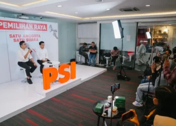 SAMPAIKAN KETERANGAN: Pelaksana tugas (Plt) Ketua Umum PSI, Andy Budiman bersama Sekretaris Steering Committee Kongres PSI, Beny Papa, saat konferensi pers di DPP PSI, Jakarta Pusat, Sabtu 12 Juli 2025. Dok. PSI