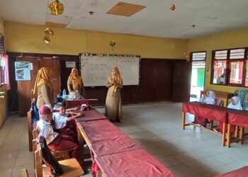 LIMA SISWA MENGIKUT MPLS. Lima siswa SDN 1 Gedungmeneng Bandar Lampung saat mengikuti Masa Pengenalan Lingkungan Sekolah (MPLS), Rabu (16/7). Hingga saat ini, total siswa dari kelas 1 hingga kelas 6 hanya 48 orang. Padahal, jumlah guru tetap 10 orang. Rasio guru dan siswa yang sangat timpang ini menjadi tantangan sekaligus berkah tersendiri. Di satu sisi, guru bisa memberikan perhatian penuh secara individual. Di sisi lain, kondisi ini juga mengancam keberlangsungan sekolah. LAMPUNG POST / ANDI APRIYADI