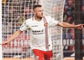 CETAK BRACE. Striker veteran berpaspor Inggris, Jamie Vardy, mencetak dua gol (brace) saat Cremonese menang 3-1 atas Bologna dalam pertandingan pekan ke-13 Liga Italia 2025/2026 di Stadion RenatoDall’Ara, Senin (1/12/2025). Foto: X.COM/USCREMONESE