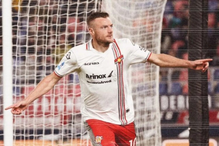 CETAK BRACE. Striker veteran berpaspor Inggris, Jamie Vardy, mencetak dua gol (brace) saat Cremonese menang 3-1 atas Bologna dalam pertandingan pekan ke-13 Liga Italia 2025/2026 di Stadion RenatoDall’Ara, Senin (1/12/2025). Foto: X.COM/USCREMONESE