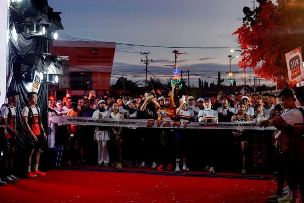 Ribuan pelari dari berbagai daerah memadati kawasan Pelataran Mall Boemi Kedaton, Bandar Lampung, untuk mengikuti TKG X Gunung Madu 50 Tahun Half Marathon,