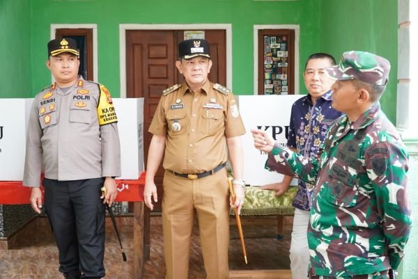 Pastikan Pilkada Berjalan Tertib, M. Firsada Tinjau Kesiapan TPS