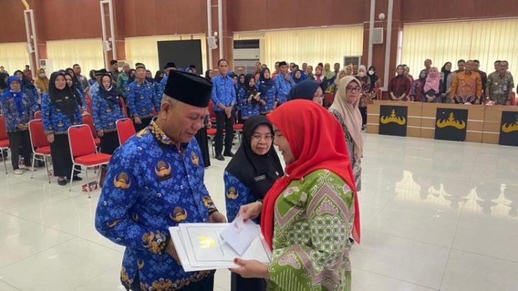 Wali Kota Bandar Lampung Serahkan 86 SK Pensiunan PNS