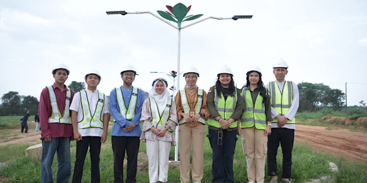 Inovasi Mahasiswa Universitas Teknokrat Indonesia: Lampu Tenaga Surya Terangi Masjid Agung Al-Hijrah Kota Baru