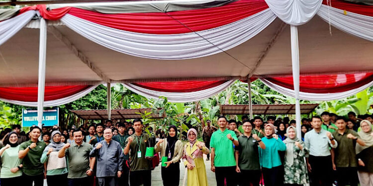 Universitas Teknokrat Indonesia Teguhkan Komitmen Green Campus lewat Penanaman Pohon dan Tebar Ikan