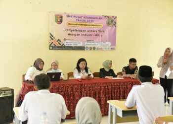 Dosen Teknik Elektro Universitas Teknokrat Indonesia Diundang Jadi Narasumber Penyelarasan Kurikulum di SMKN 1 Terusan Nyunyai