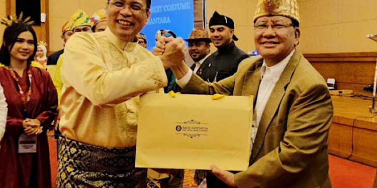 Nasrullah Yusuf (kanan) menerima penghargaan Busana Terbaik dalam kegiatan Forum Rektor Indonesia. | Dok/UTI