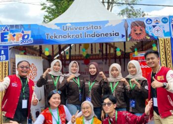 Mahasiswa UTI di KMI Expo 2025