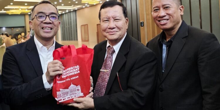 Mendiktisaintek Brian Yuliarto bersama Nasrullah Yusuf dan Mahathir Muhammad.