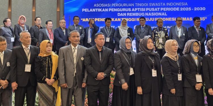 Pelantikan dan pengukuhan kepengurusan Aptisi Pusat periode 2025-2030.Dok/UTI