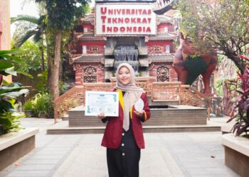Noviyani, Mahasiswi FEB Universitas Teknokrat Indonesia Raih Juara III Nasional Lomba Desain Poster Komnas 2025 di Unila