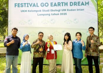 mahasiswa UTI juara II lomba orasi lingkungan