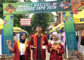 Kreatif dan Bernilai Jual, Mahasiswa Manajemen UTI Pamerkan Clay Mirror di Academic Expo