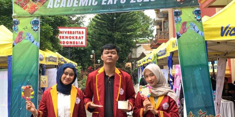 Kreatif dan Bernilai Jual, Mahasiswa Manajemen UTI Pamerkan Clay Mirror di Academic Expo