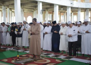 salat jumat di Masjid Agung Al Hijrah, Kota Baru