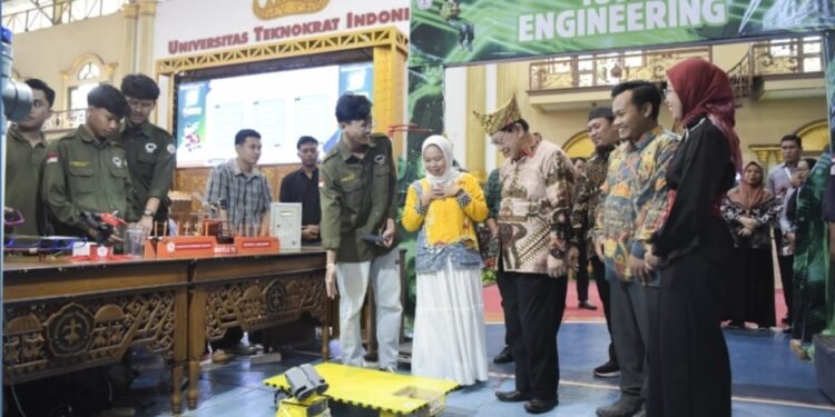 Robot WALL·E Karya Mahasiswa Teknik Elektro Teknokrat Curi Perhatian