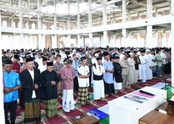 Pelaksanaan Salat Idul Fitri 1 Syawal 1447 Hijriah di Masjid Agung Al Hijrah Kota Baru, Lampung dipadati seribuan jamaah.
