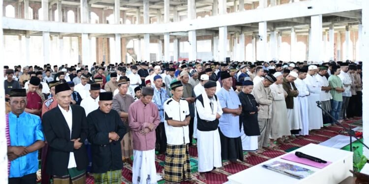 Pelaksanaan Salat Idul Fitri 1 Syawal 1447 Hijriah di Masjid Agung Al Hijrah Kota Baru, Lampung dipadati seribuan jamaah.
