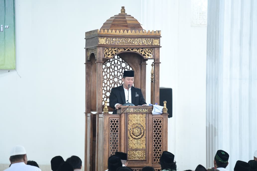 Khutbah Idul Fitri disampaikan oleh khatib, Dr. H Mahathir Muhammad, SE., MM. Wakil Rektor UTI.