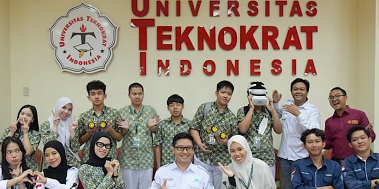 Kunjungan siswa SMA Tunas Mekar Indonesia ke Universitas Teknokrat Indonesia. Dok/Teknokrat