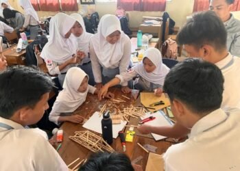 Teknokrat Turun ke Sekolah, Bangun Minat Rekayasa Siswa Lewat Pelatihan Jembatan Sederhana
