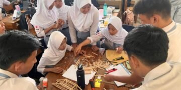 Teknokrat Turun ke Sekolah, Bangun Minat Rekayasa Siswa Lewat Pelatihan Jembatan Sederhana