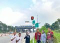 Mahasiswa Teknik Elektro Universitas Teknokrat Indonesia Serahkan Sistem Hybrid Wind-Solar di Gerbang Tol Itera