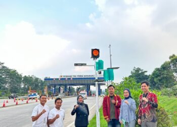 Mahasiswa Teknik Elektro Universitas Teknokrat Indonesia Serahkan Sistem Hybrid Wind-Solar di Gerbang Tol Itera