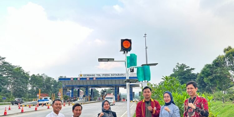 Mahasiswa Teknik Elektro Universitas Teknokrat Indonesia Serahkan Sistem Hybrid Wind-Solar di Gerbang Tol Itera