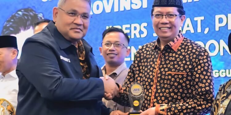 Rektor UIN RIL Terima Penghargaan Tokoh Pendidikan Bervisi Global dan Pelestari Kearifan Lokal